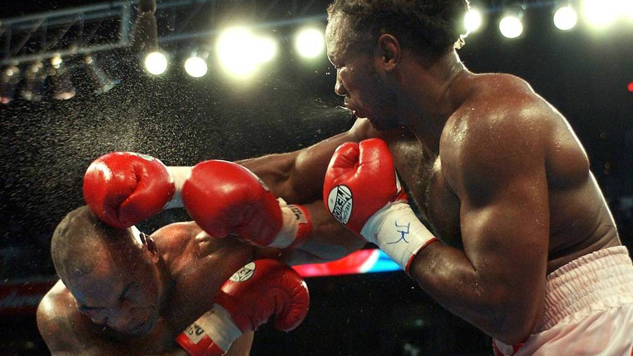 Box-Legende Mike Tyson (l.) verlor 2002 den letzten großen Kampf gegen Rivale Lennox Lewis