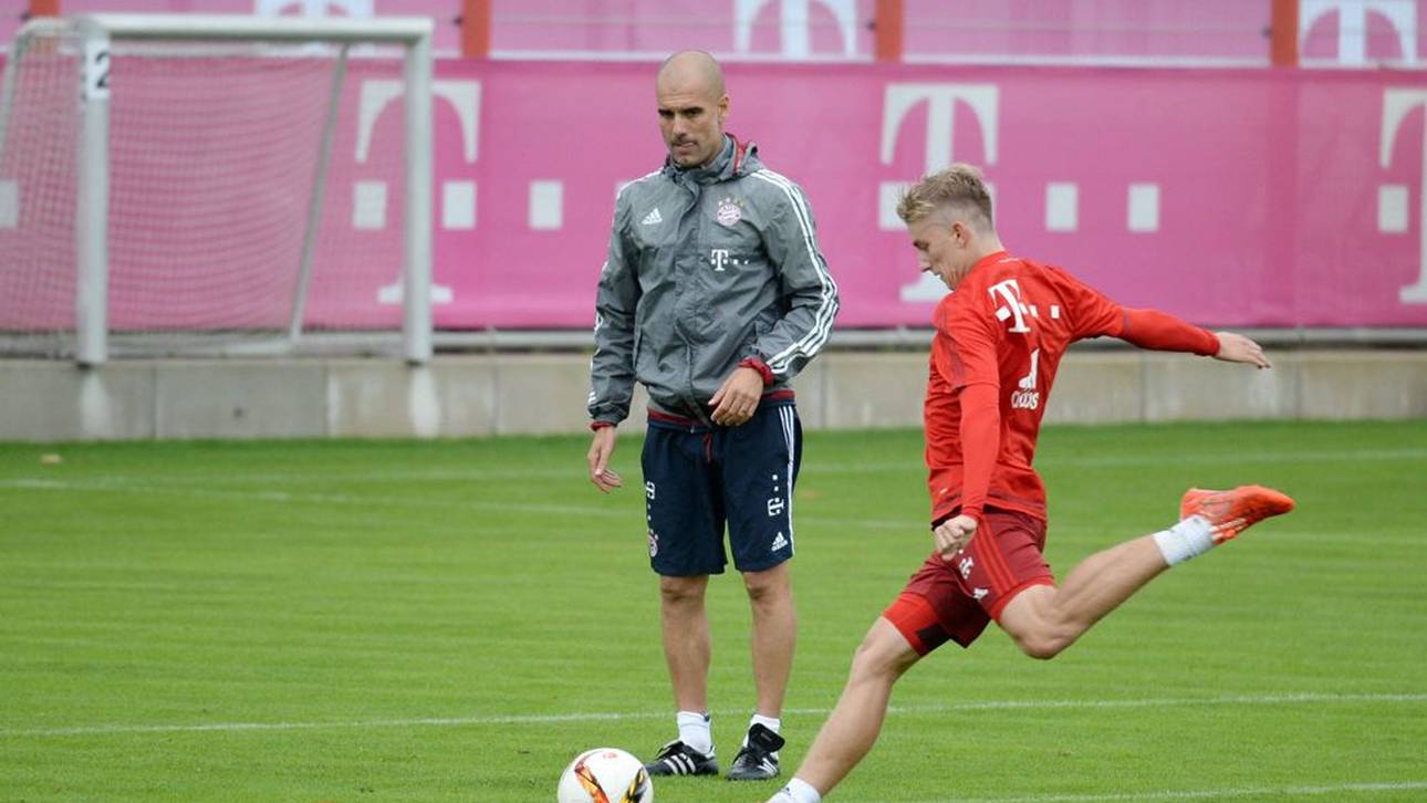 Sinan Kurt (r.) im Training mit Pep Guardiola (l.)