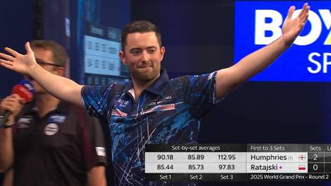 Luke Humphries gewinnt sein Achtelfinale beim World Grand Prix gegen Krzysztof Ratajski souverän und feiert seine erste 180 im Turnier im Stile eines Amateurspielers