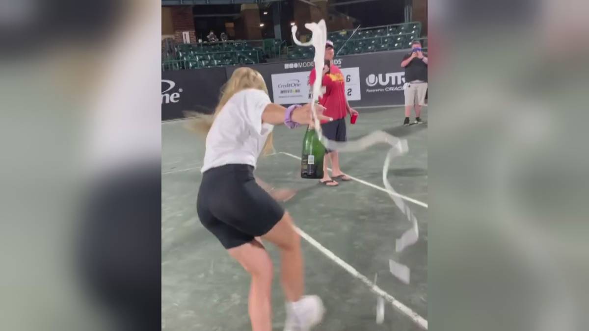Bei einem Showevent in Charleston feiert Eugenie Bouchard mit ihrem Team den Titel. Deutlich kniffliger als der sportliche Teil wird für die Tennis-Beauty aber die Party auf dem Court: Das Öffnen einer Champagnerflasche lässt "Genie" wahnsinnig werden.