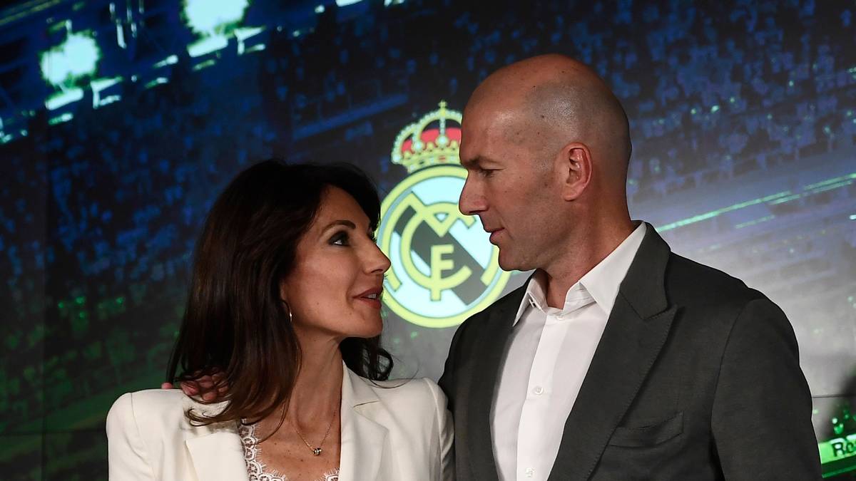 284 Tage nachdem er sein geliebtes Real Madrid als dreifach gekrönter König im Sommer unter Tränen verlassen hatte, war Zinedine auf einmal wieder da. "Der beste Trainer der Welt kommt zu Real Madrid zurück", sagte der in der Kritik stehende Präsident Florentino Perez