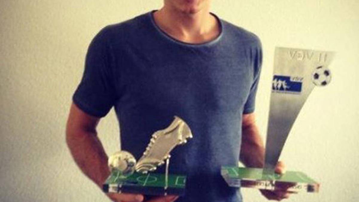 Am Ende der Saison 2012/13 wird Lewandowski sowohl als bester Spieler der Saison als auch als erfolgreichster Torjäger ausgezeichnet. Seine Trophäen zeigt er stolz auf seiner Facebook-Seite