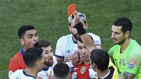 Argentinien: Lionel Messi nach Roter Karte in WM-Quali gesperrt, Lionel Messi sah gegen Chile zu Unrecht die Rote Karte