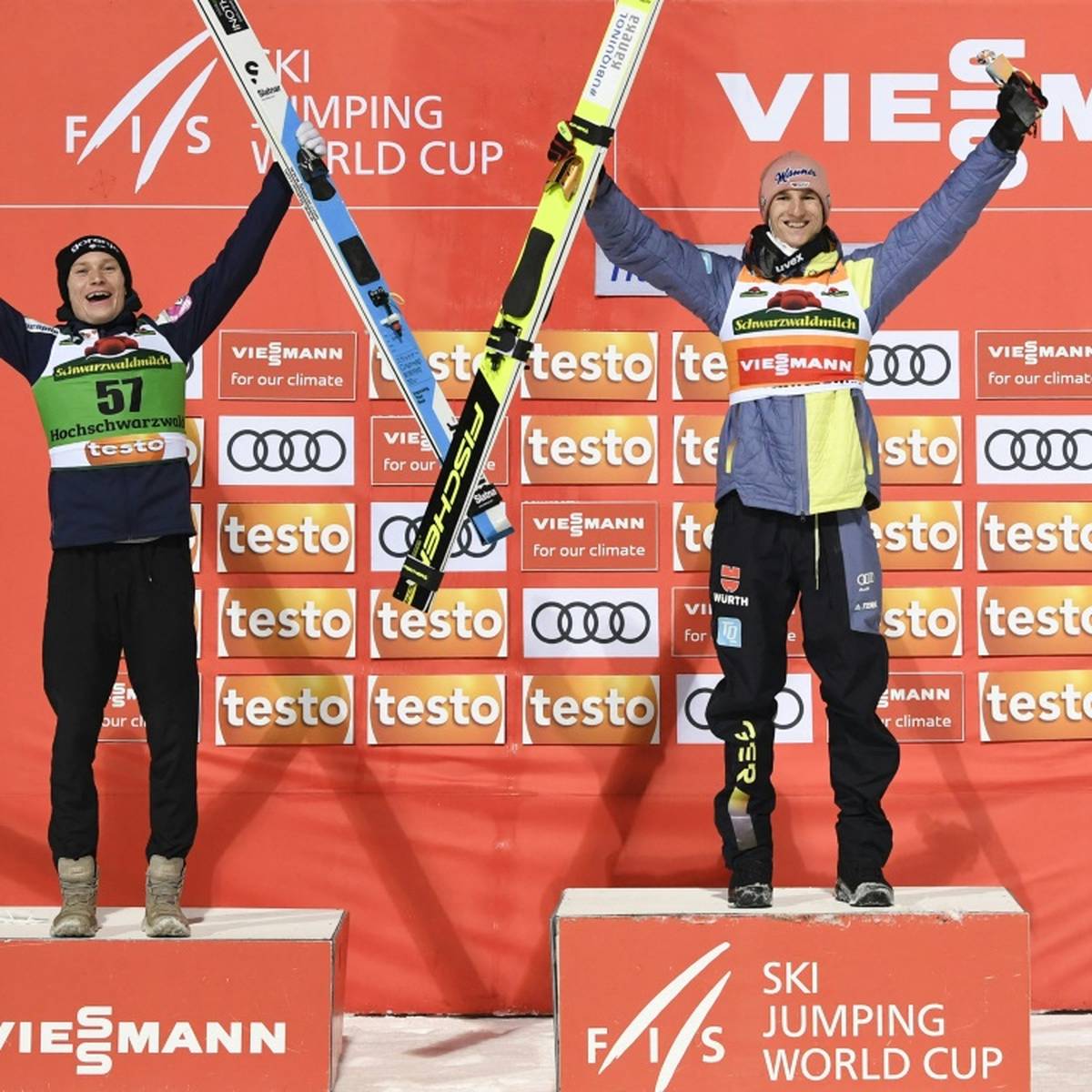 Skispringer Karl Geiger hat in Titisee-Neustadt seinen 12. und 13. Weltcupsieg gefeiert.