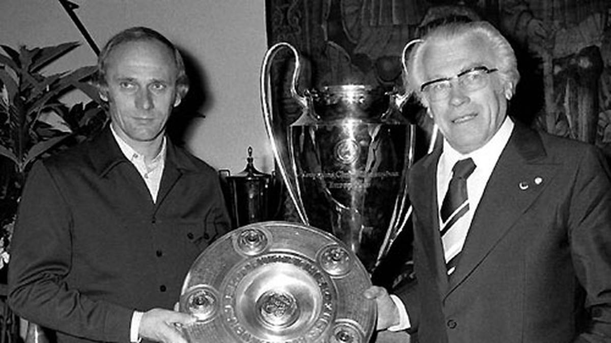Hier zeigt Präsident Wilhelm Neudecker (r.) stolz die Trophäen, ein halbes Jahr später entließ er Lattek, als die Bayern in der Liga auf Platz 14 abstürzten
