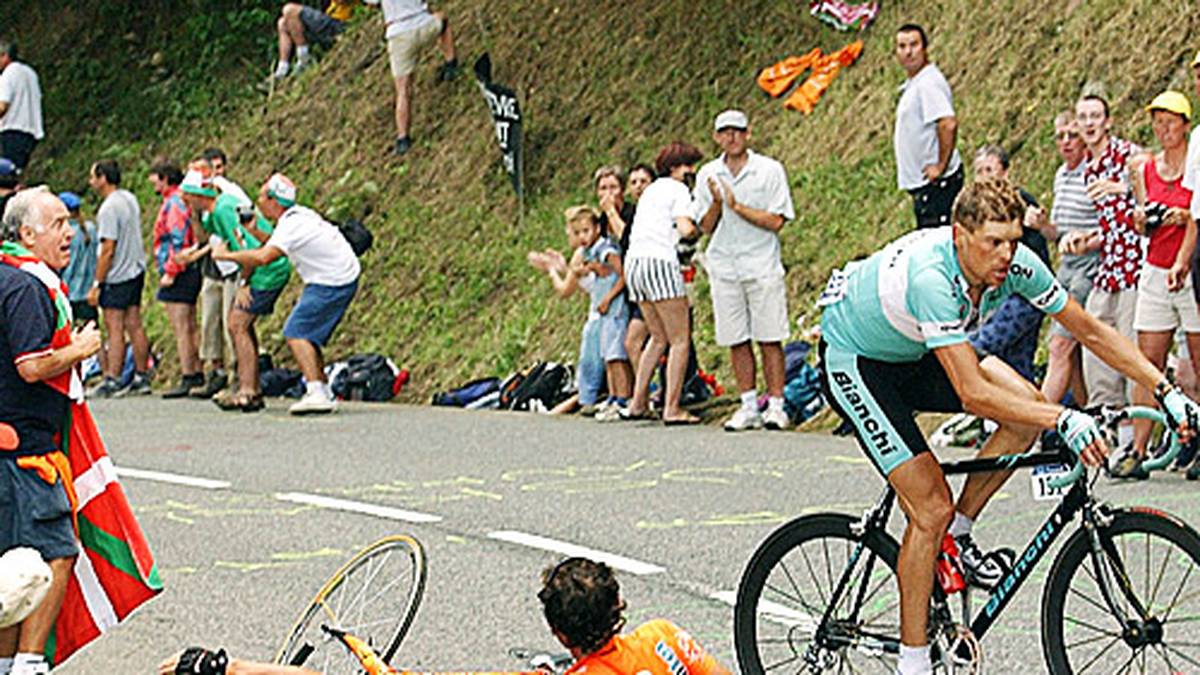 Ein Jahr später bringt ihn Dauerrivale Jan Ullrich am Tourmalet in gewaltige Schwierigkeiten. Am Schlussanstieg nach Luz-Ardiden kommen dann Armstrong und Iban Mayo spektakulär wegen der Tasche eines Zuschauers zu Fall, Ullrich wartet fair und wird später zum Dank abgehängt