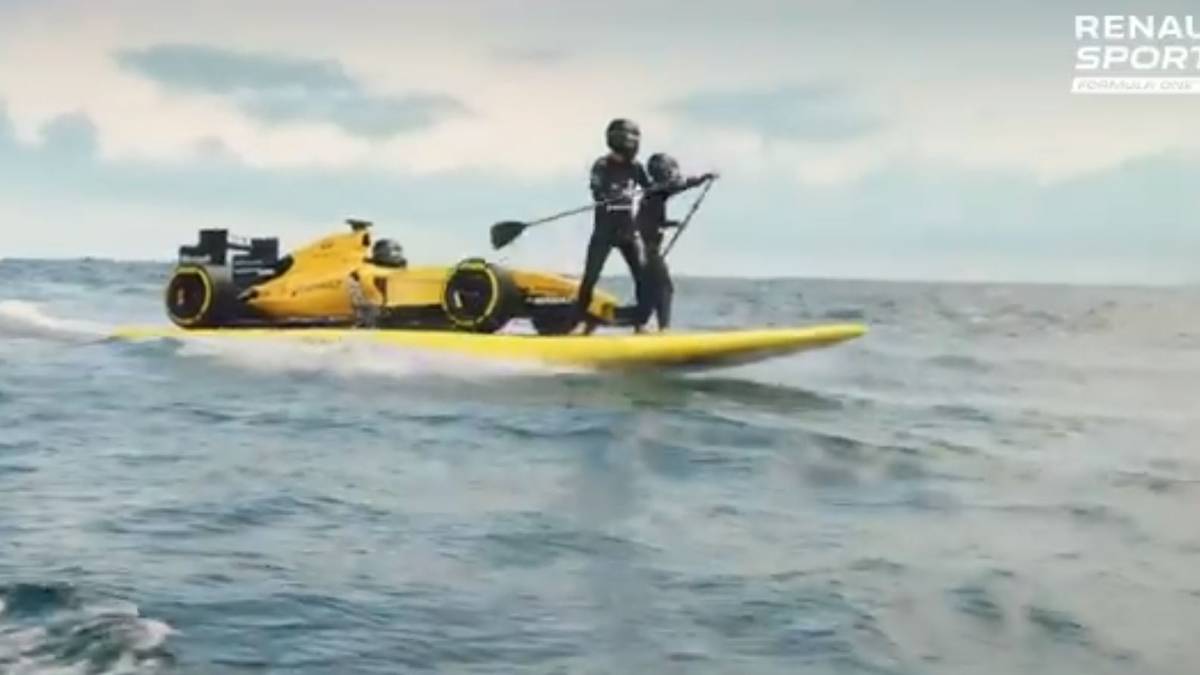 RENAULT: Die Vorstellung des neuen Flitzers von Nico Hülkenberg und dessen neuem Teamkollegen Daniel Ricciardo beginnt mit einer kuriosen Szene. Im Image-Film wird ein alter Bolide mit einem überdimensionalen SUP-Board über das Meer gefahren
