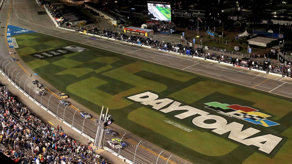 Newmans Bolide wird dadurch mehrere Meter in die Luft geschleudert 