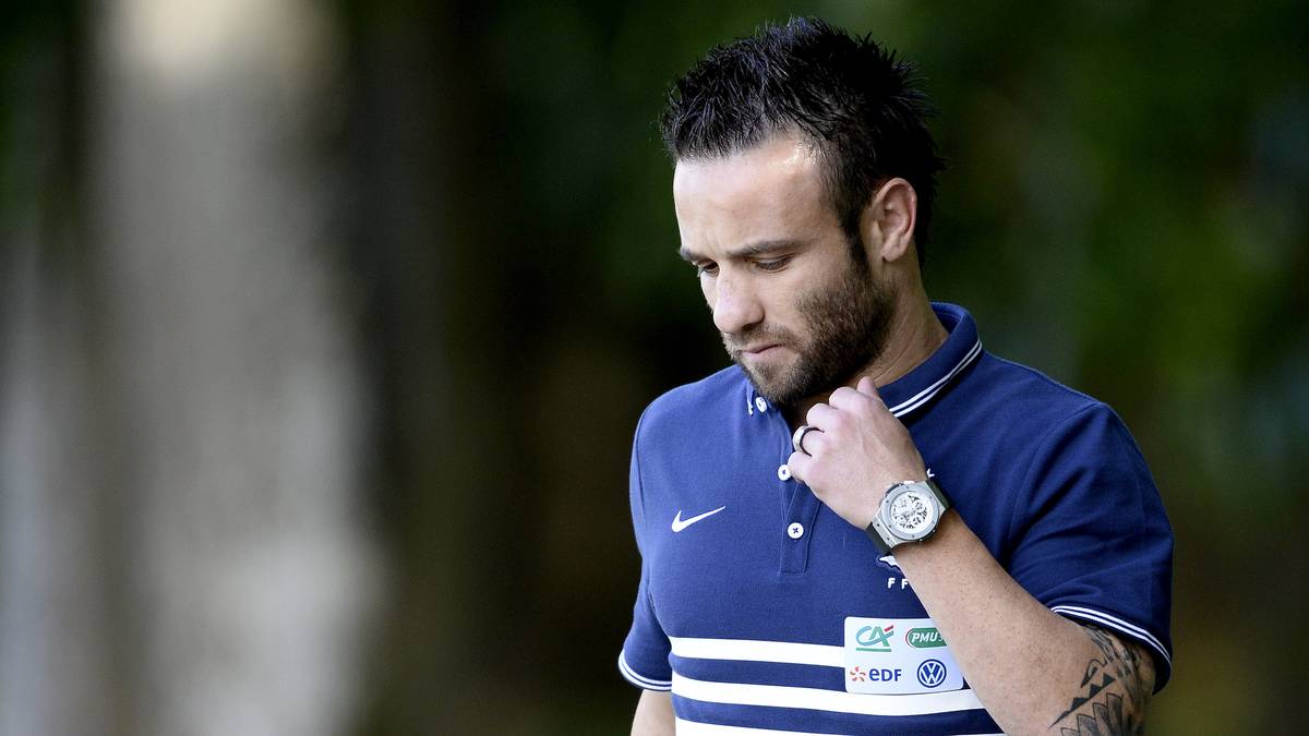 Benzema, der sogar strafrechtlich verfolgt wird, sagt aus, das Video nie gesehen zu haben. Valbuena selbst sagt gegen ihn aus und gibt später an: "Das würde ich nicht einmal meinem schlimmsten Feind antun"