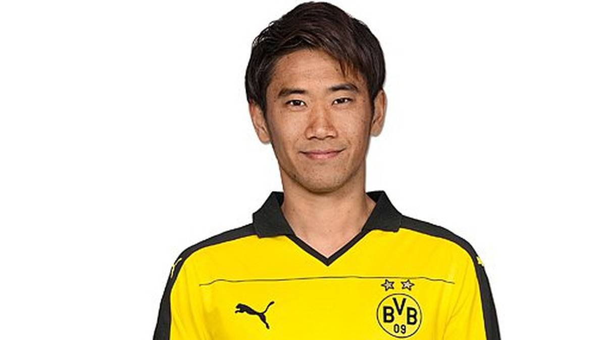 Shinji Kagawa präsentiert das Langarm-Trikot für etwas kältere Tage