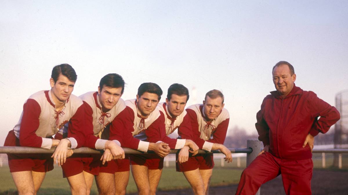 Präsident Wilhelm Neudecker ist aber nach wie vor überzeugt vom Schwaben und drängt Cajkovski dazu, Müller trotz Stars wie Rainer Ohlhauser (2.v.l.) aufzustellen. Am 18. Oktober 1964 in Freiburg fällt dann das erste von 398 Müller-Toren in Punktspielen für die 1. Mannschaft der Bayern.