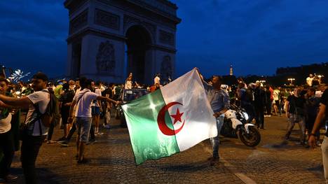 In Frankreich, wie hier in Paris, feierten algerische Fans den Halbfinal-Einzug. In Montpellier kam es dabei zu einem Unfall