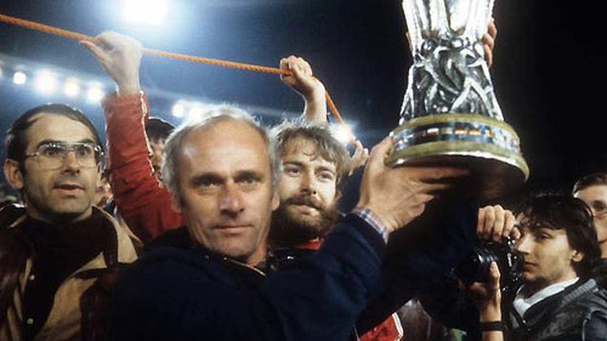 Der Trainer heuerte anschließend beim damals größten Konkurrenten der Bayern an: Borussia Mönchengladbach. Sein größter Erfolg dort neben zwei weiteren Meisterschaften: Der UEFA-Cup-Sieg 1979. Da schaute nicht nur der Herr links ehrfürchtig