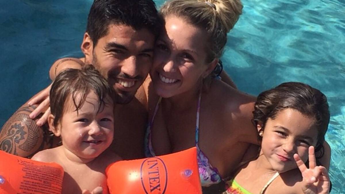 Bevor es mit dem FC Barcelona auf Titel-Mission geht, verbringt Luis Suarez die freie Zeit mit seiner Familie - "mit meinen Lieben", wie er es formuliert: "Ich liebe sie."