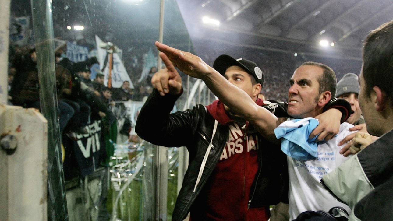 Paolo di Canio reckte seinen Arm nach dem Derby gegen die AS Rom in der Saison 2004/2005 zum römischen Gruß