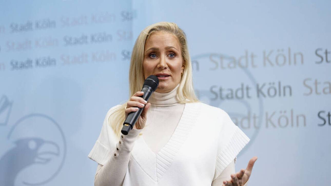 Pokal: Promi trägt Trophäe ins Stadion