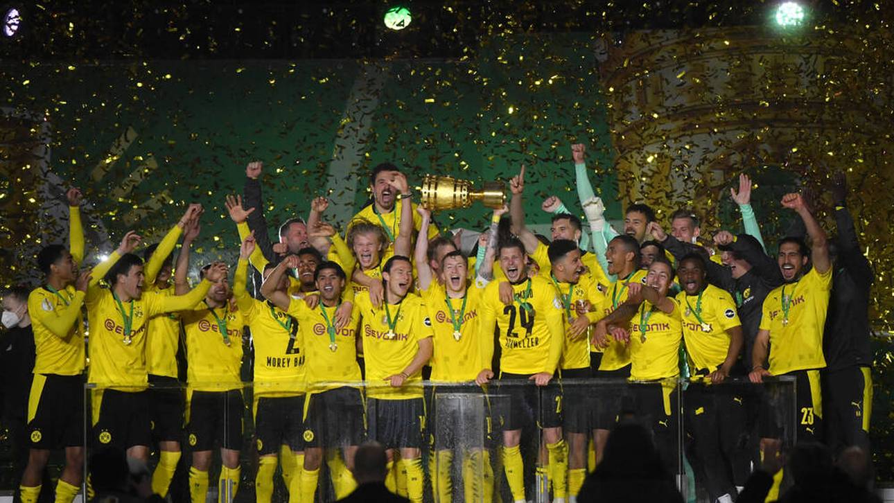 Kapitän Marco Reus streckte den gewonnenen DFB-Pokal in die Luft - links trug Thorgan Hazard das Trikot des verletzten Mateu Morey mit der Nummer 2