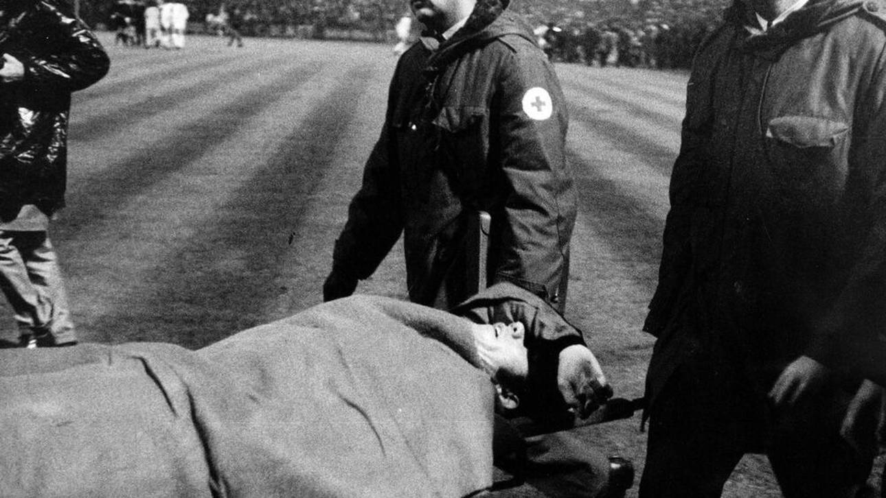 Inter-Stürmer Roberto Boninsegna wurde nach dem Büchsenwurf vom Platz getragen