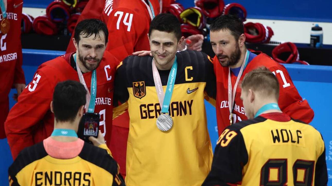 Marcel Goc (Mitte) gewann mit der DEB-Auswahl Silber bei Olympia 2018