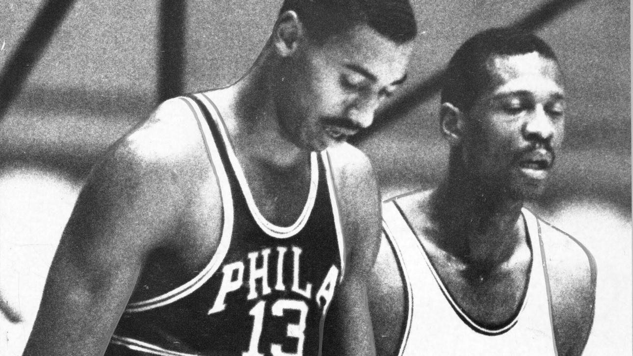 Die Rivalität von Bill Russell (r.) und Wilt Chamberlain prägte die NBA