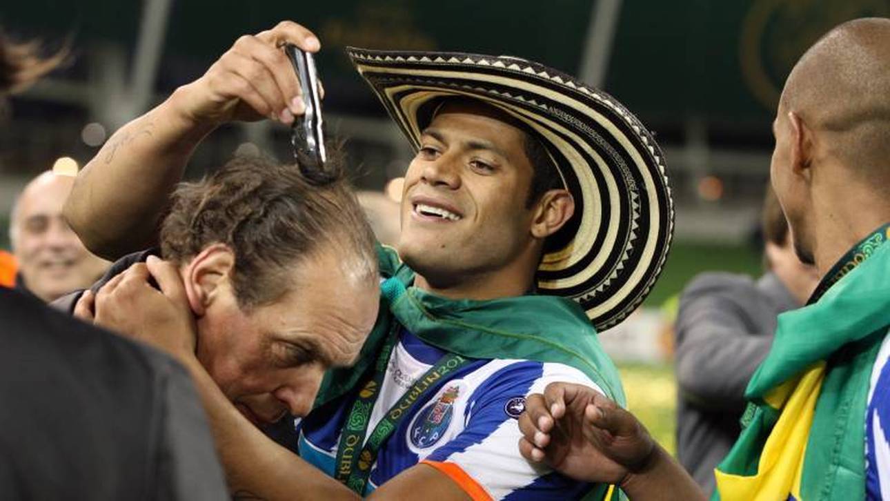 Hulk rasiert nach dem Sieg in der Europa League einem Betreuer den Kopf