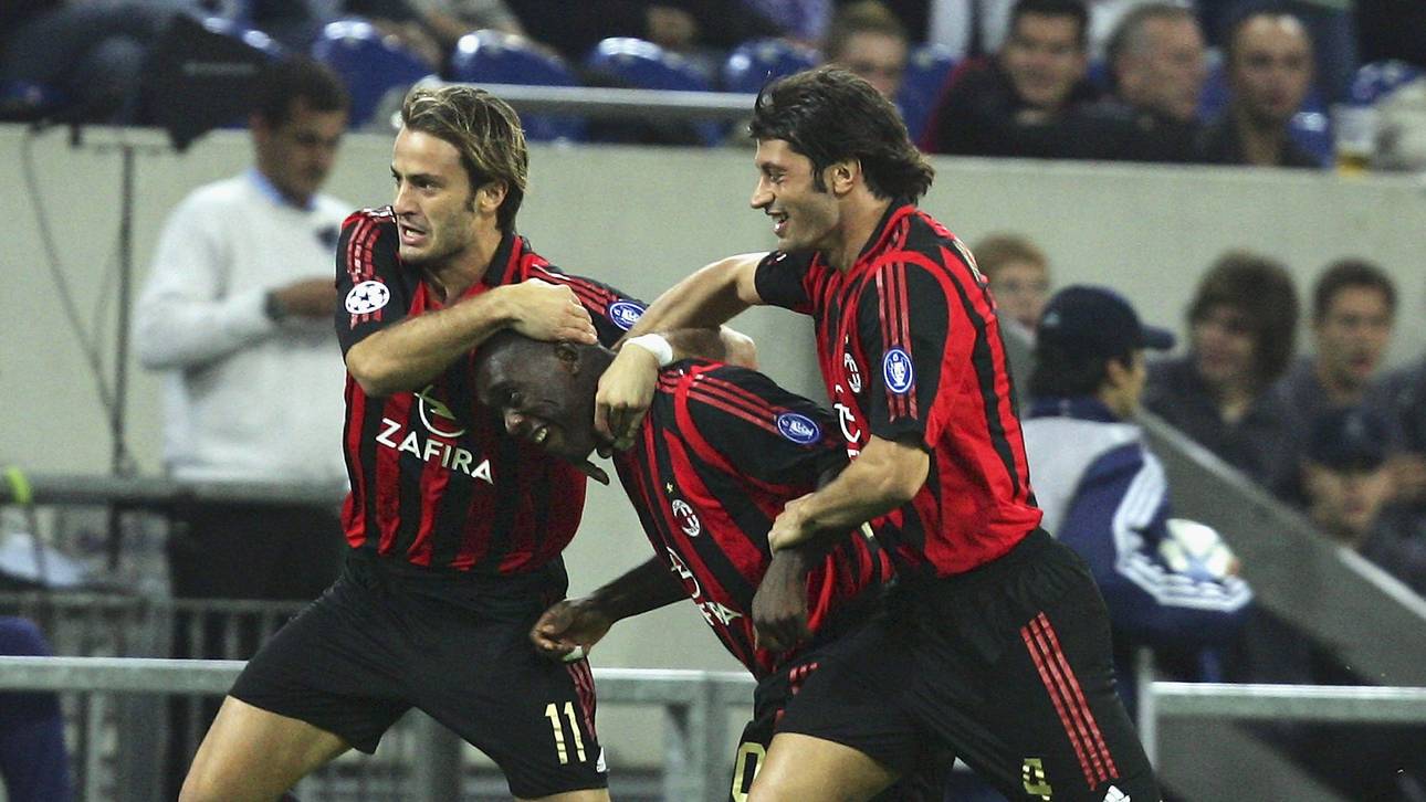 Clarence Seedorf (M.) wird von seinen Teamkollegen Alberto Gilardino (l.) und Kakha Kaladze gefeiert
