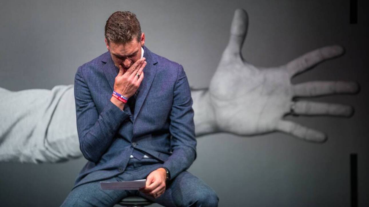 Ein Idol weint zum Abschied bittere Tränen