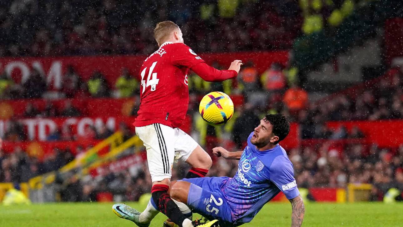 Donny van de Beek (li.) hat sich bei dieser Szene womöglich schwer am Knie verletzt