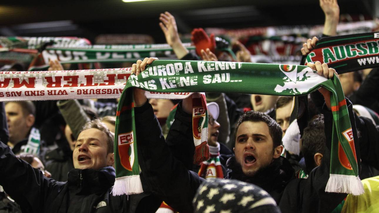 Fans des FC Augsburg in Anfield