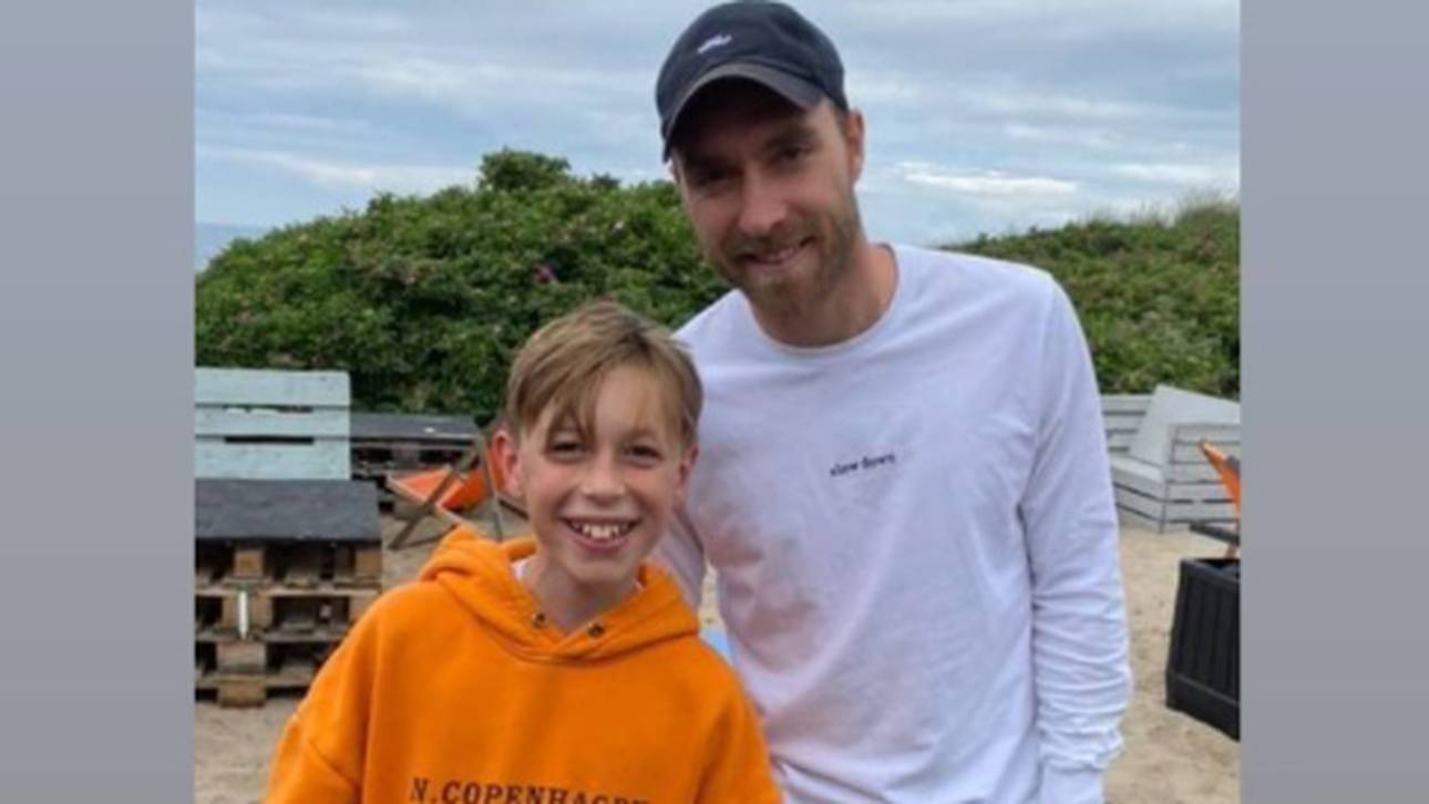 Junge trifft Eriksen am Strand
