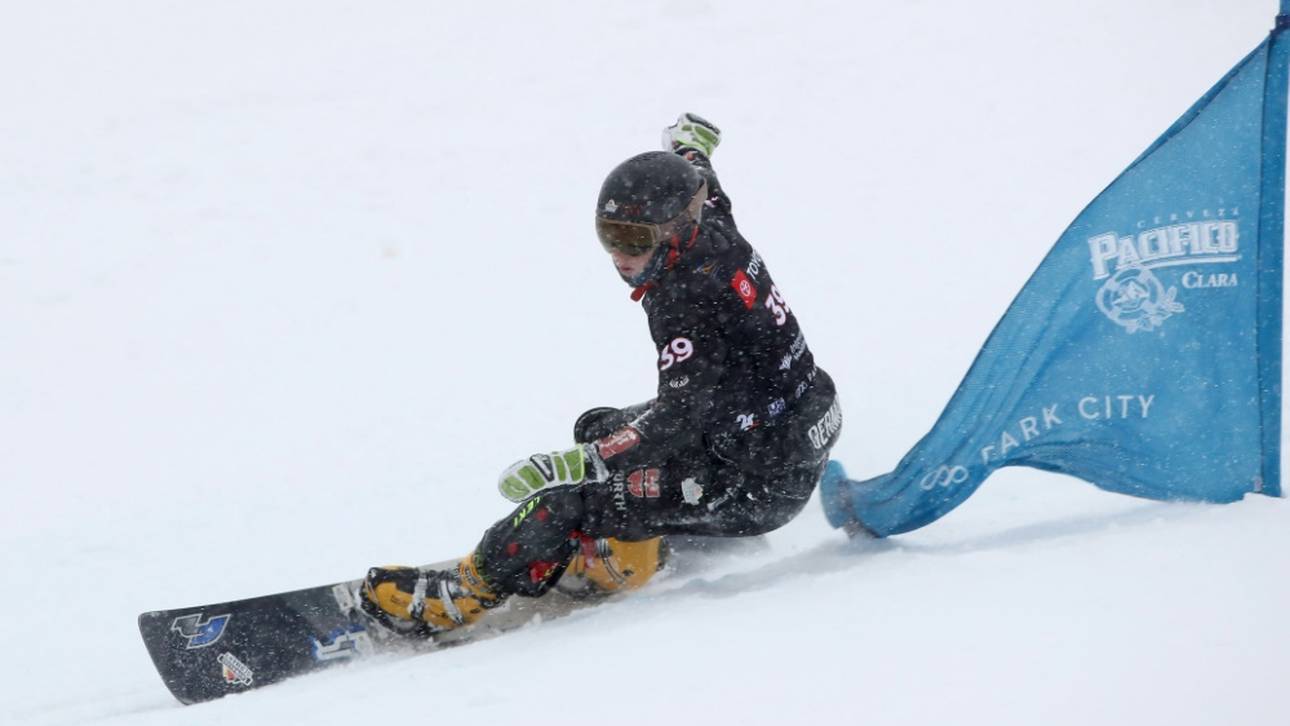 Snowboarder fahren an Podest vorbei
