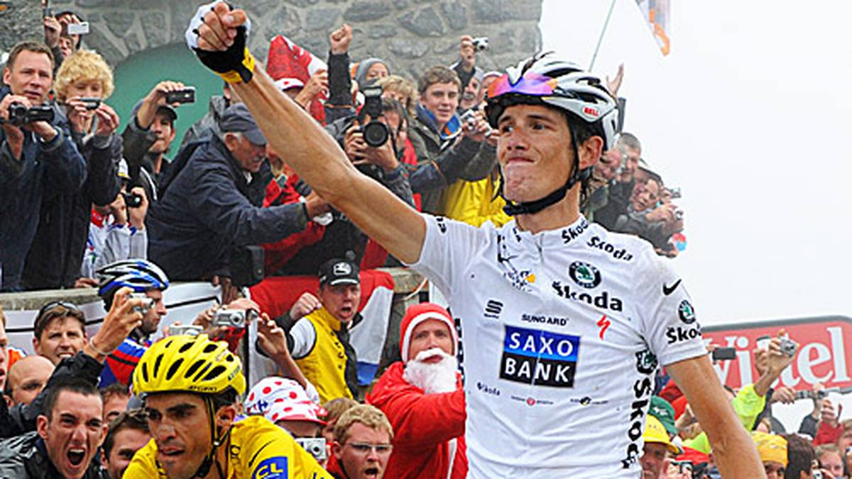 Den Rekord für die schnellste Befahrung stellt 2010 der Luxemburger Andy Schleck auf. In 50 Minuten und zehn Sekunden stürmt er mit dem Gesamtführenden Alberto Contador nach oben. Der Spanier ist auch am Ende vorn, wird aber später disqualifiziert. Schleck erbt im Mai 2012 den Toursieg, stand aber selbst mit Doping-Arzt Fuentes in Kontakt und fuhr - wie auch Contador oder Jens Voigt - im Team des geständigen Betrügers Bjarne Riis