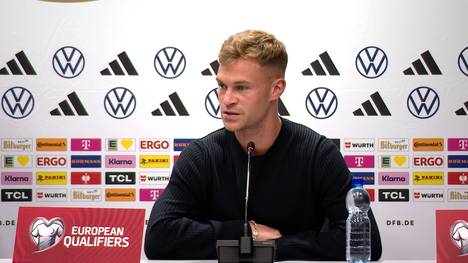 DFB-Kapitän Joshua Kimmich spielt in der Nationalmannschaft jetzt wie im Verein im zentralen Mittelfeld - auf der Pressekonferenz reagiert er auf den Positionswechsel.