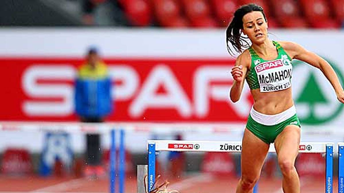 Tag 2: Die Ukrainerin Hanna Ryzhkova rutscht kurz vor dem Sprung über die letzte Hürde aus, stürzt kurz vor der Ziellinie über 400m Hürden und macht den Diver. Christine McMahon kann gerade noch ausweichen