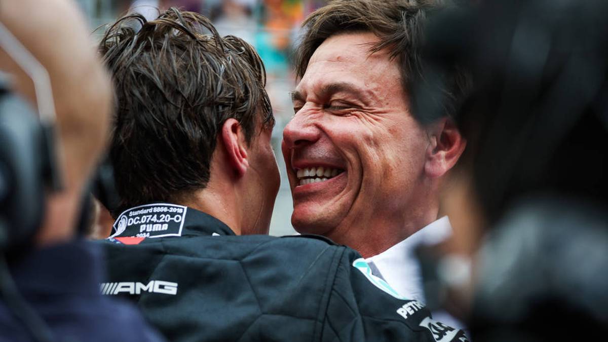 Bei Mercedes-Teamchef Toto Wolff (r.) und Fahrer George Russell gab es nach dem Sieg in Österreich kein Halten mehr