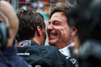 George Russell gewinnt überraschend den Großen Preis von Österreich. Für Mercedes ist es der erste Sieg seit November 2022. Doch beinahe hätte ein Funkspruch den Erfolg verhindert.