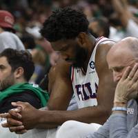 In den NBA-Playoffs geraten die Schiedsrichter ins Kreuzfeuer. Auch Joel Embiid kritisiert die Unparteiischen. Seine Philadelphia 76ers wollen Beschwerde einlegen. Bei den Knicks trumpft Isaiah Hartenstein auf.