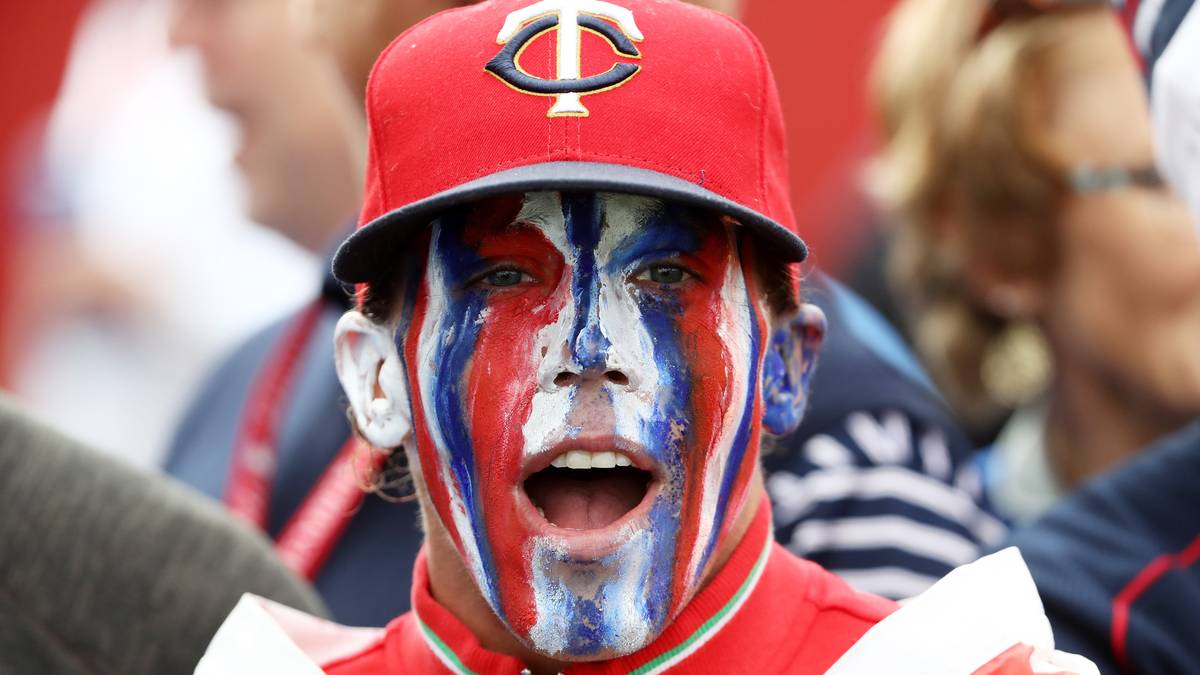 Neben farbenfroher Gesichtsbemalung glänzen die Golffans mit ausgefallenen Kostümen ...