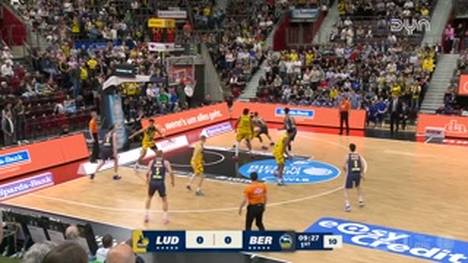 Die BBL-Highlights der Basketball-Partie MHP RIESEN Ludwigsburg - ALBA BERLIN im Video.