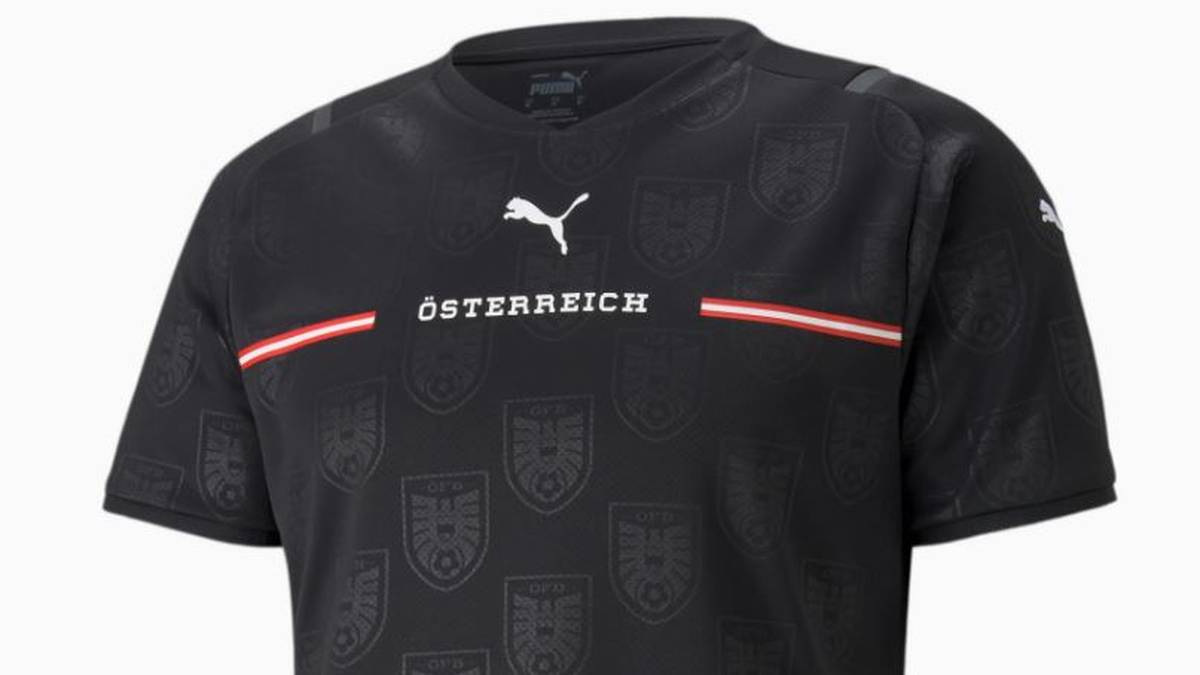 Das schwarze Alternativtrikot der Österreicher ist sehr schlicht gehalten mit dem Schriftzug und dem Hersteller-Emblem.