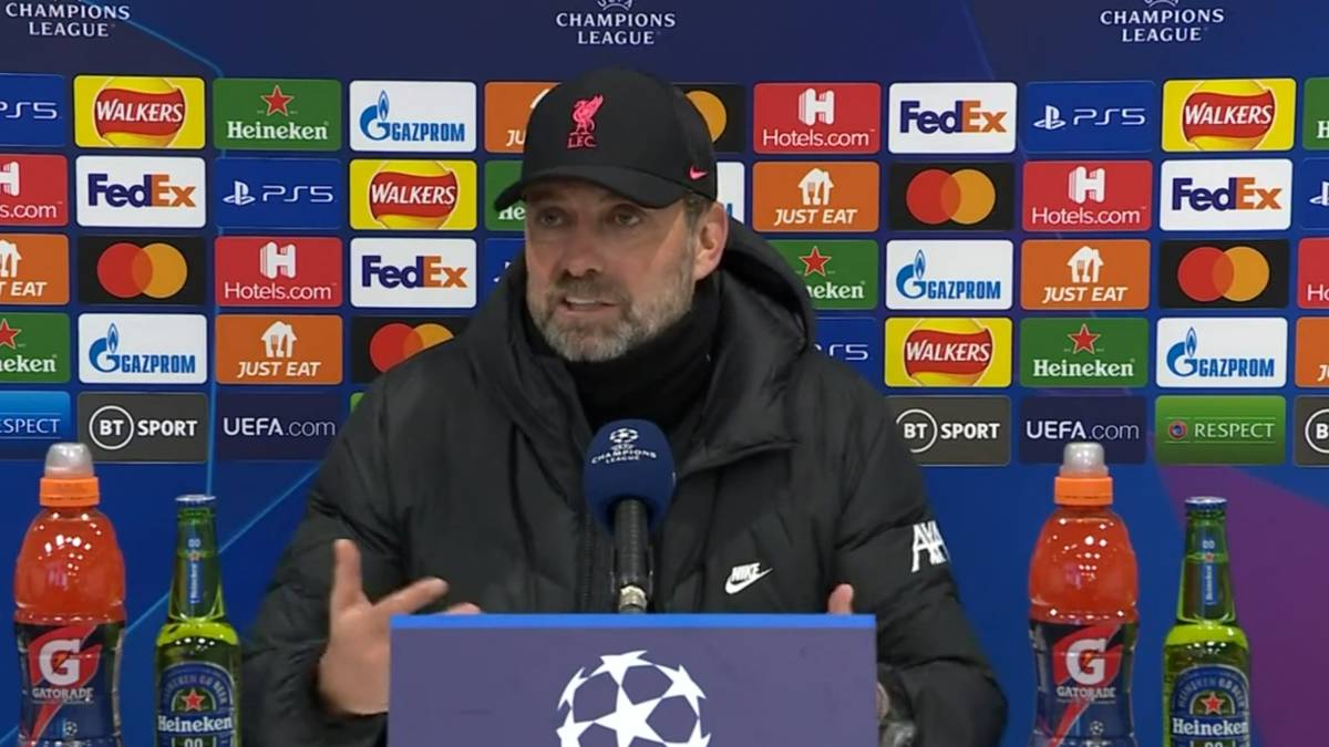 Jürgen Klopp ist in einer Pressekonferenz mit einem afrikanischen Reporter aneinandergeraten. Dieser hatte eine ironisch gemeinte  Aussage des Liverpool-Trainers falsch interpretiert.