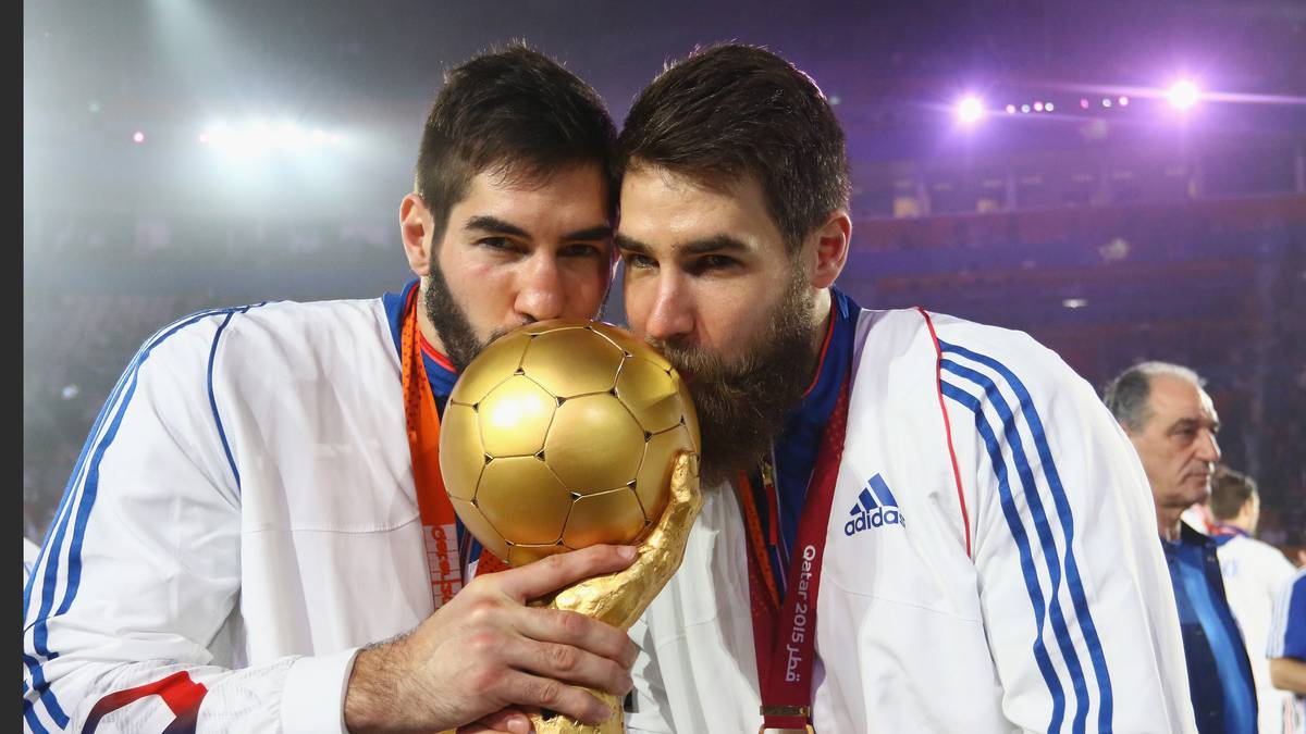 Für Nikola Karabatic (l., im Bild mit Bruder Luca) ist es der dritte WM-Titel. Der Megastar spielt erneut ein beeindruckendes Turnier, glänzt als Spielmacher und Ballverteiler (26 Vorlagen). Zurecht wird er auf der Position "Rückraum Mitte" erneut in das Allstar-Team gewählt