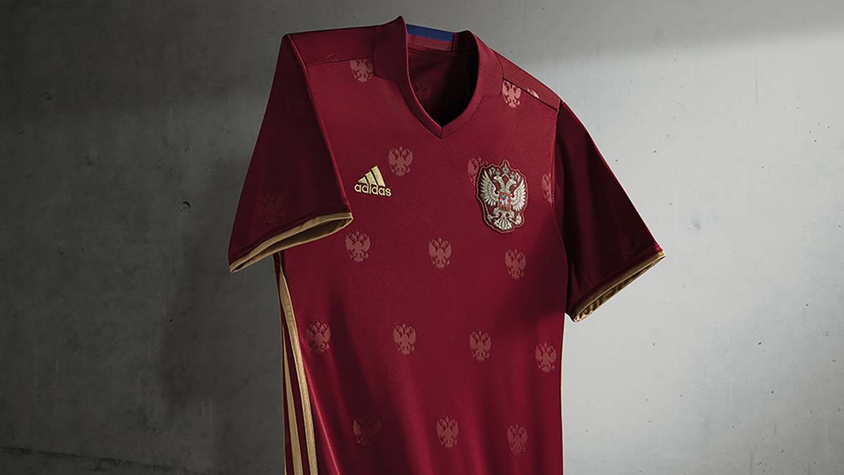 RUSSLAND: Die Russen machen auf edel. Das dunkle Rot in Kombination mit den goldenen Applikationen kommt richtig fein rüber