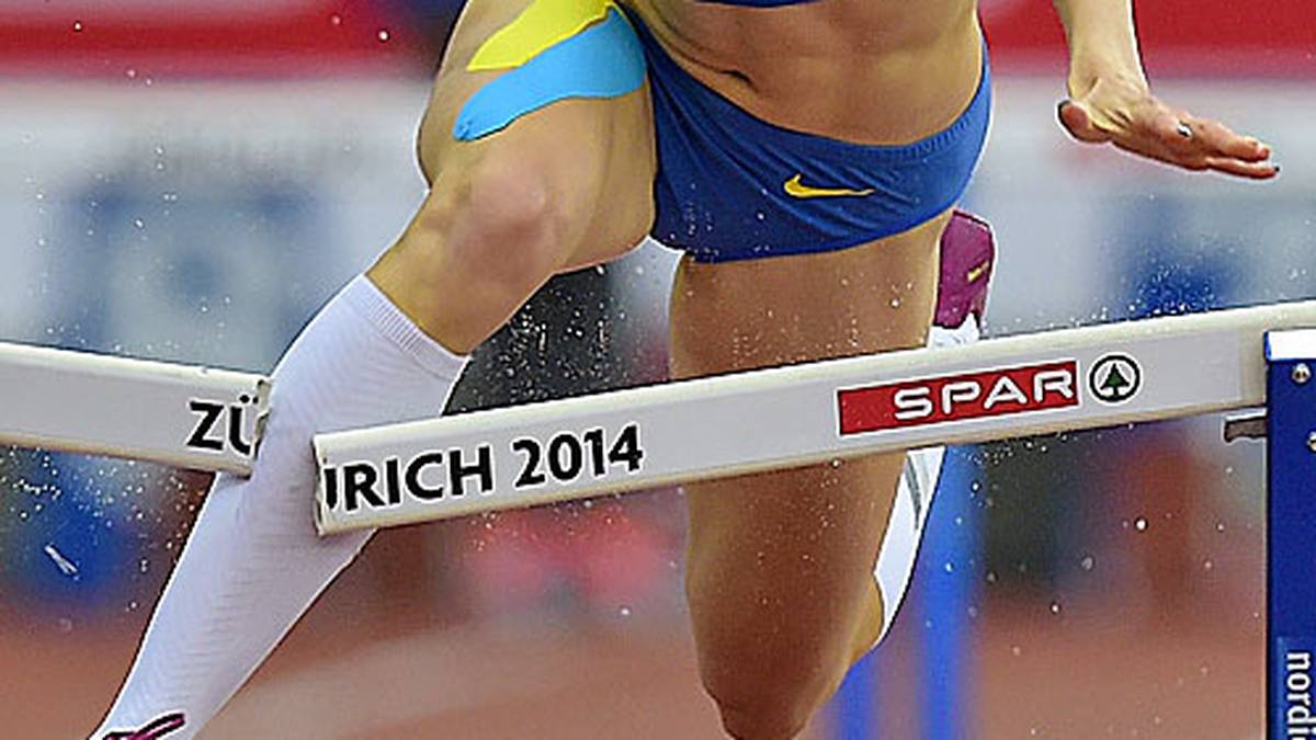 Knie gegen Hürde: Hanna Ryzhykova durchbricht das Hindernis bei ihrem Sturz