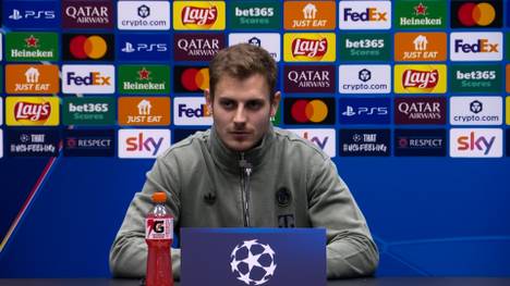 Borussia Dortmund soll mit dem Rasen in Bergamo bei seinem Aus in der UEFA Champions League nicht zufrieden gewesen sein. Bayern-Star Josip Stanisic spricht über die Platzverhältnisse.