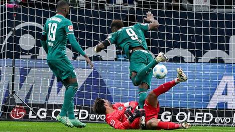 Augsburgs 2:1 durch Samuel Essende ging auf die Kappe von Eintracht-Keeper Kevin Trapp