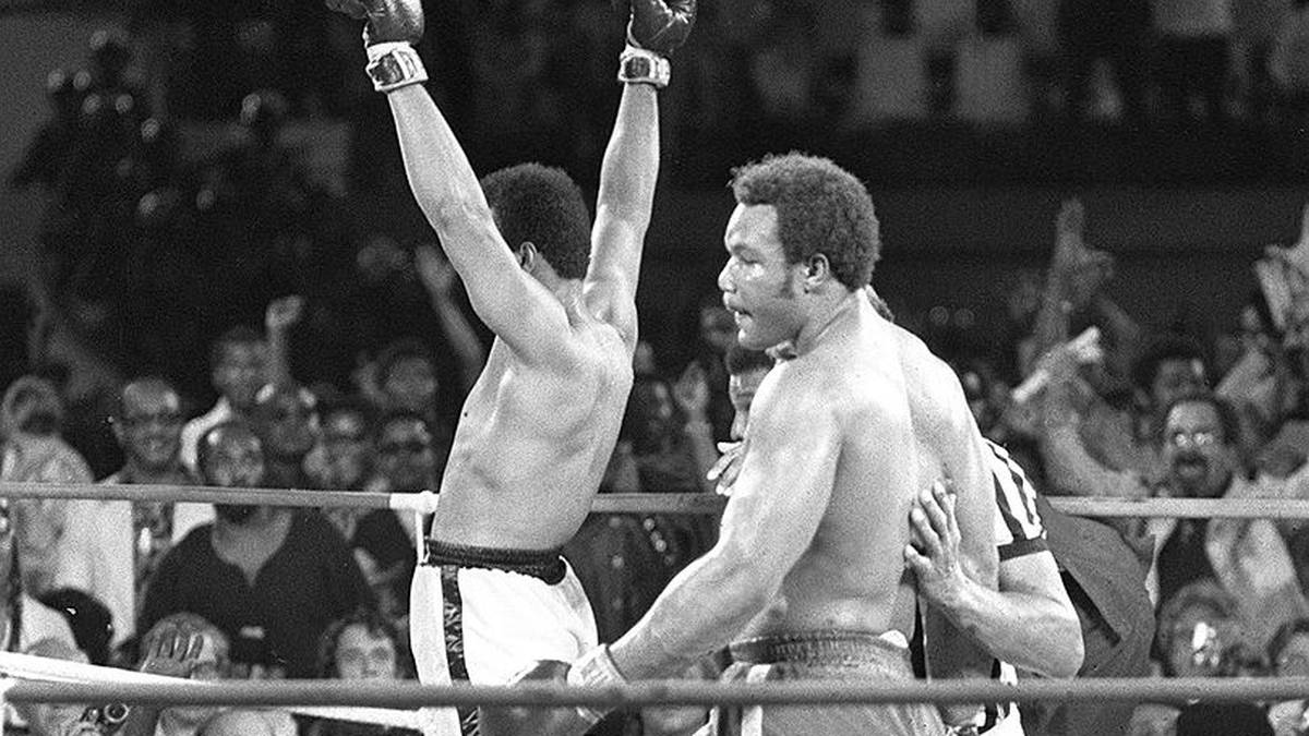 MUHAMMAD ALI: Am 30. Oktober 1974 trat Ali gegen Foreman an – ähnlich wie zehn Jahre zuvor gegen Liston als Außenseiter. Beim "Rumble in the Jungle" überraschte er mit seiner Taktik. Ende der achten Runde schlug Ali seinen Kontrahenten dann nieder. Ali hatte den Titel, den man ihm sieben Jahre zuvor letztlich aus politischen Gründen aberkannt hatte, zurückgewonnen 