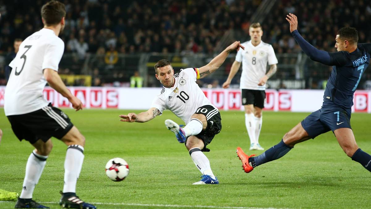 Der "begnadete Linkssfuß". wie ihn sein ehemaliger Bayern-Teamkollege Mehmet Scholl vor dem Spiel im TV nannte, zieht in typischer Manier ab