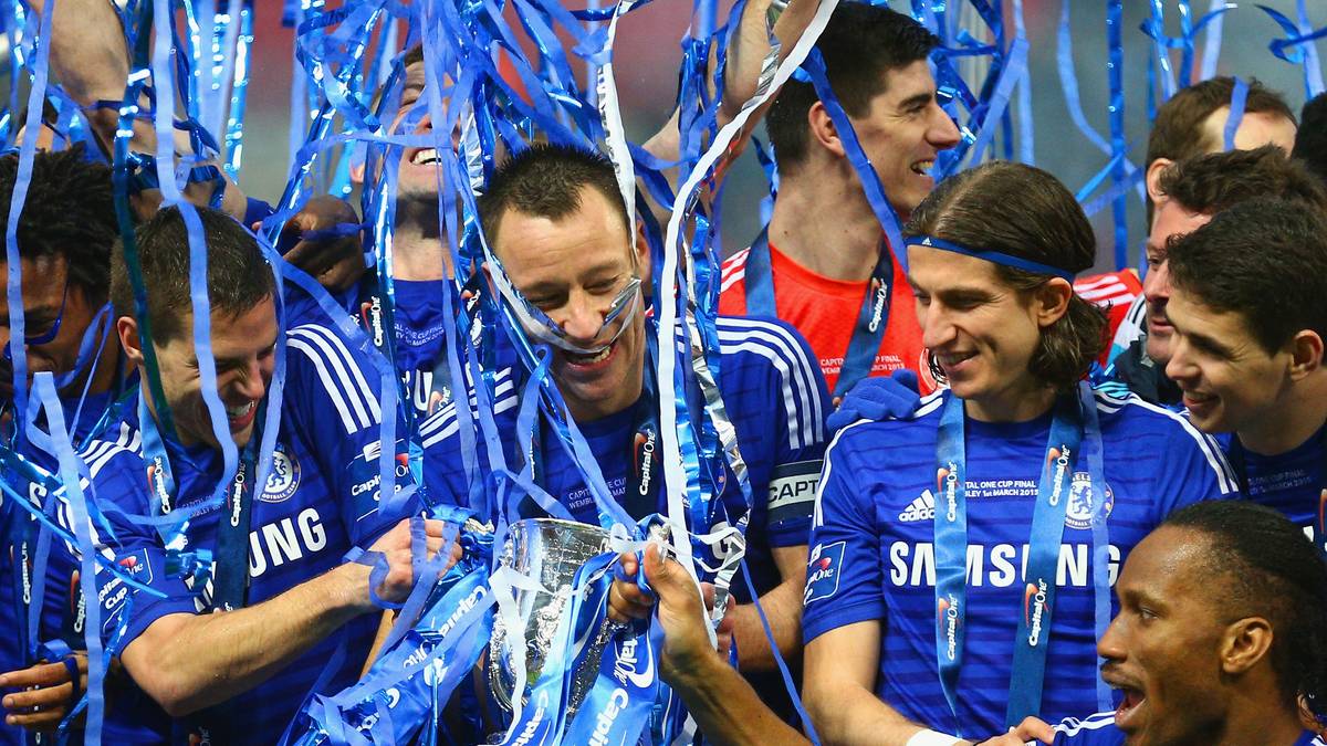 John Terry (M.) bringt Chelsea nach 45 Minuten per Kopf in Führung...