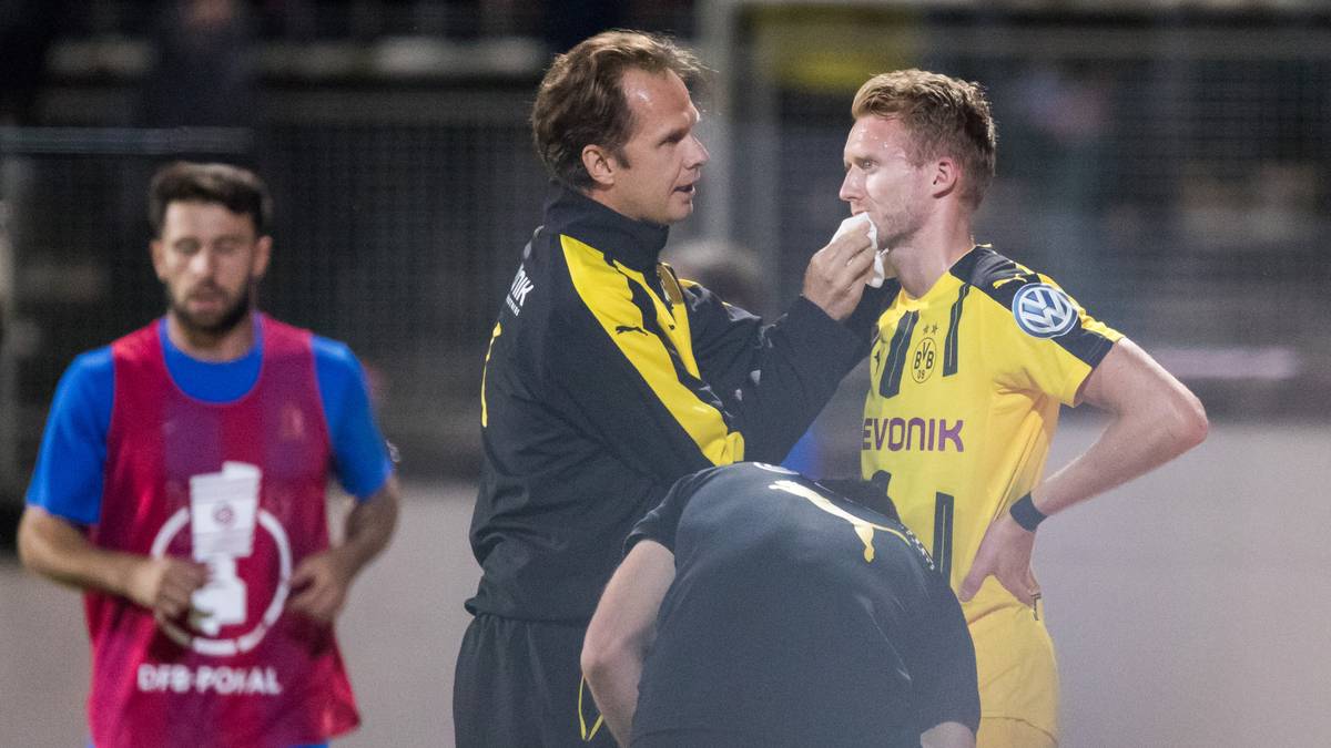 Schockmoment für den BVB: 3:0-Torschütze Schürrle wird von Trier-Keeper Chris Keilmann ausgeknockt. Der Weltmeister muss anschließend ausgewechselt werden. Hinterher gibt er aber Entwarnung